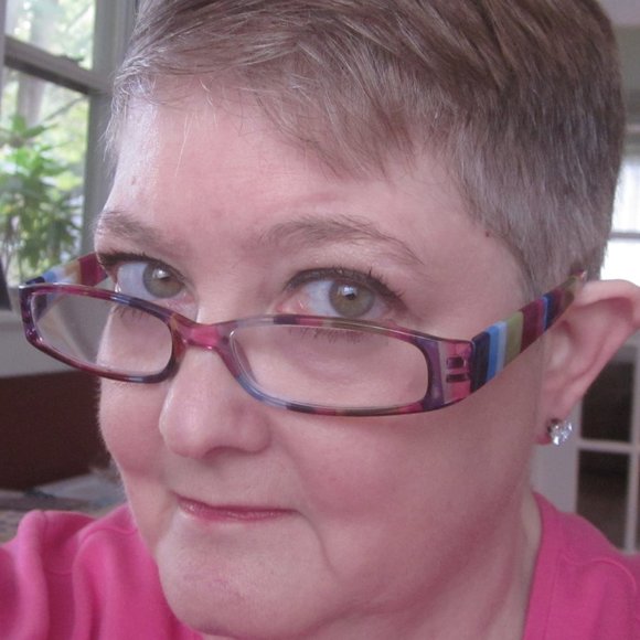 Meet your Posher, Lisa - Picture 1 of 3